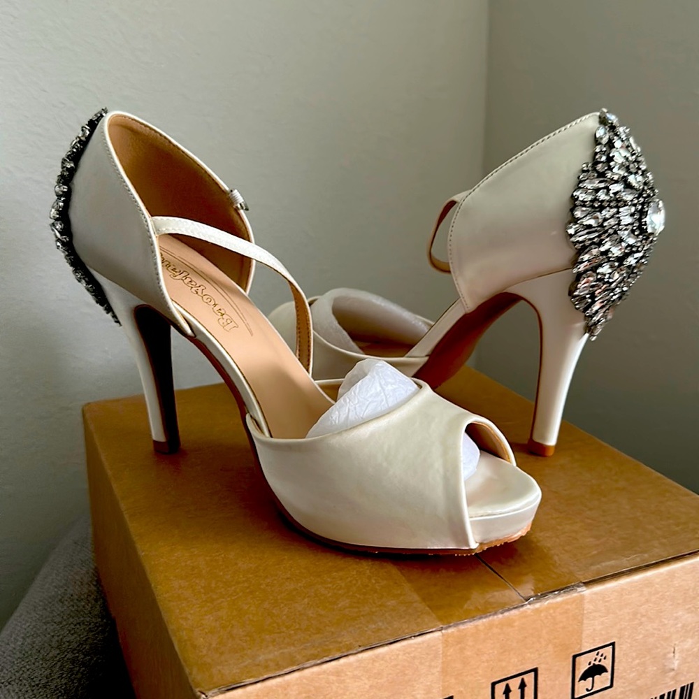 These dazzling never been worn satin wedding heels are perfect for any bride.